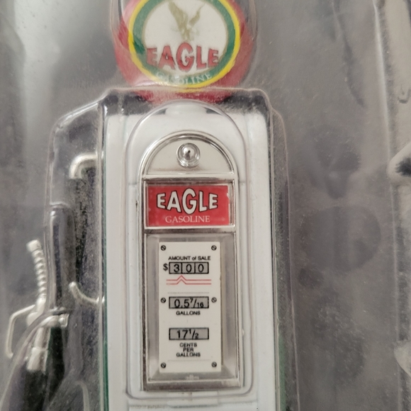 Eagle Gasoline Vintage Style Gas Pump Cylinder 1/18 Diecast Replica 1940s - Picture 2 of 3